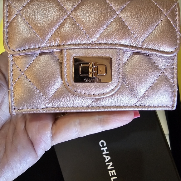 BNWT FULL INCLUSION RARE ROSE GOLD CHANEL COMPACT WALLET - Picture 2 of 4